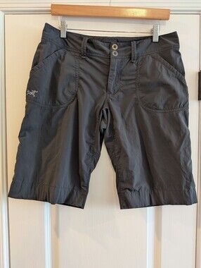 Arc'teryx Parapet Long Bermuda Shorts Womens Size 8 Gray Hiking Outdoor Gorpcore